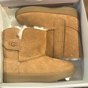 Infant ugg size 4/5 . Chestnut brown, worn once!